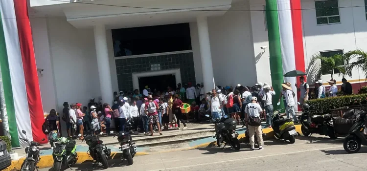 Prestadores turísticos toman el Palacio Federal en Acapulco por rechazo al Marinabús