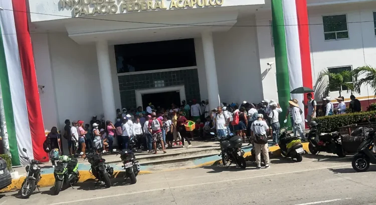 Prestadores turísticos toman el Palacio Federal en Acapulco por rechazo al Marinabús