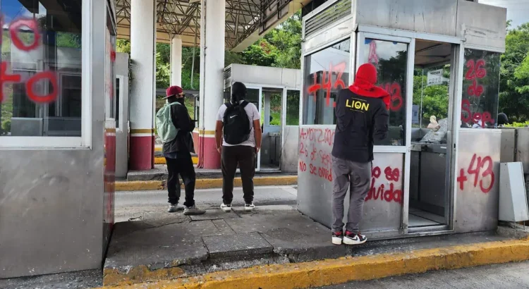 Normalistas de Ayotzinapa toman por segundo día la caseta de Paso Morelos