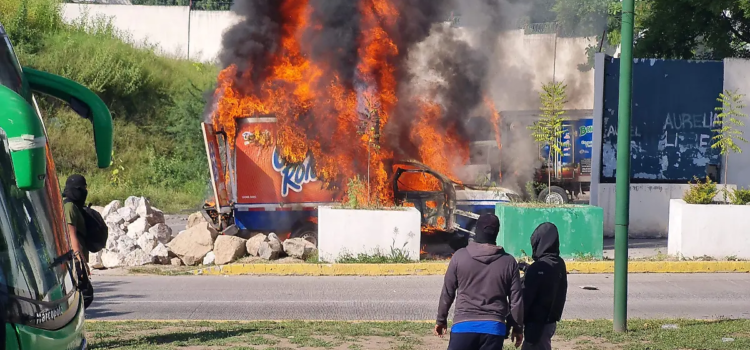 Día violento; vandalizan Palacio de Justicia de Iguala en jornada por los 43 normalistas
