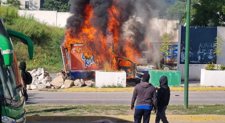 Día violento; vandalizan Palacio de Justicia de Iguala en jornada por los 43 normalistas
