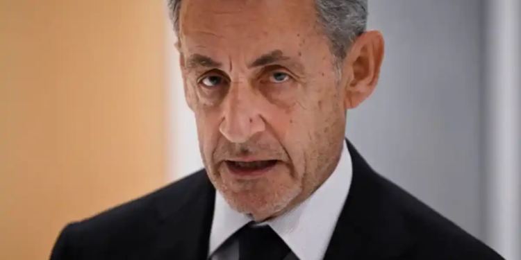 Condenan a Sarkozy a cinco años de prisión por corrupción