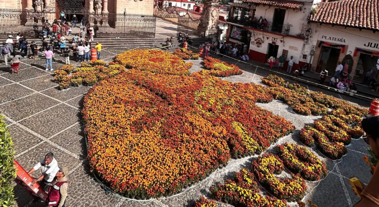 Taxco celebra el Día de Muertos con el Catrín Monumental frente a Santa Prisca