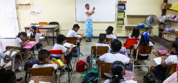 Padres de familia llaman a la SEG a recuperar clases perdidas en Guerrero