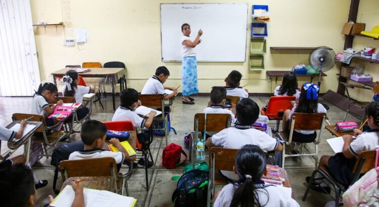 Padres de familia llaman a la SEG a recuperar clases perdidas en Guerrero