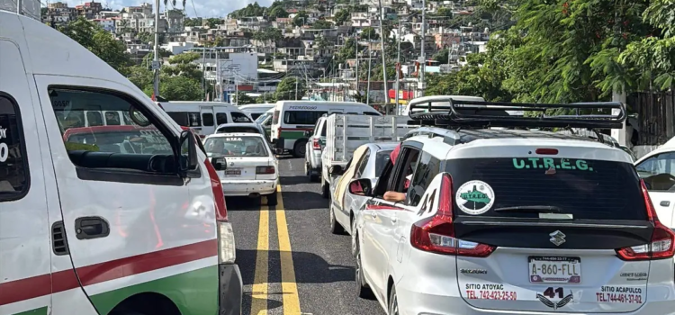 Transportistas bloquean la carretera Acapulco–Zihuatanejo en protesta por presunto abuso policial Transportistas bloquean la carretera Acapulco–Zihuatanejo en protesta por presunto abuso policial