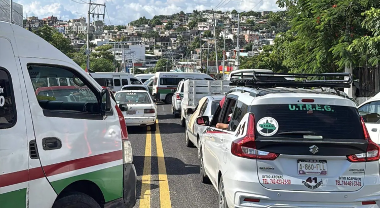 Transportistas bloquean la carretera Acapulco–Zihuatanejo en protesta por presunto abuso policial