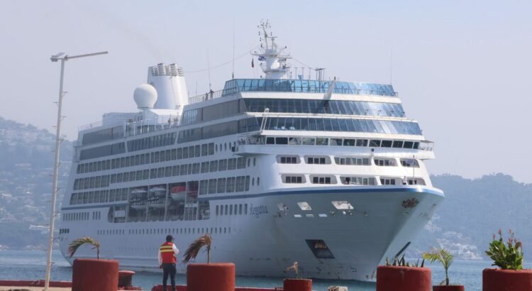 El crucero MS Regatta arriba al puerto de Acapulco El crucero MS Regatta arriba al puerto de Acapulco
