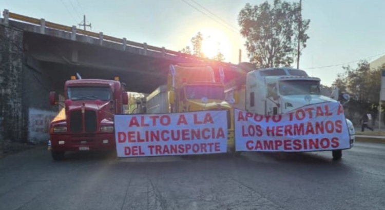 Mantienen transportistas bloqueos; no existen hasta el momento soluciones