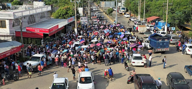 Esperan acuerdos los pobladores de Puerto Marqués y poder levantar el plantón Esperan acuerdos los pobladores de Puerto Marqués y poder levantar el plantón