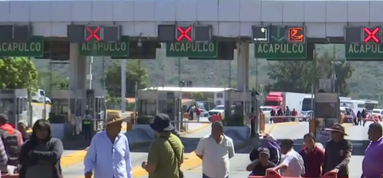 Productores y transportistas de Guerrero toman la Autopista del Sol