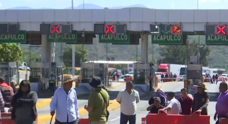 Productores y transportistas de Guerrero toman la Autopista del Sol