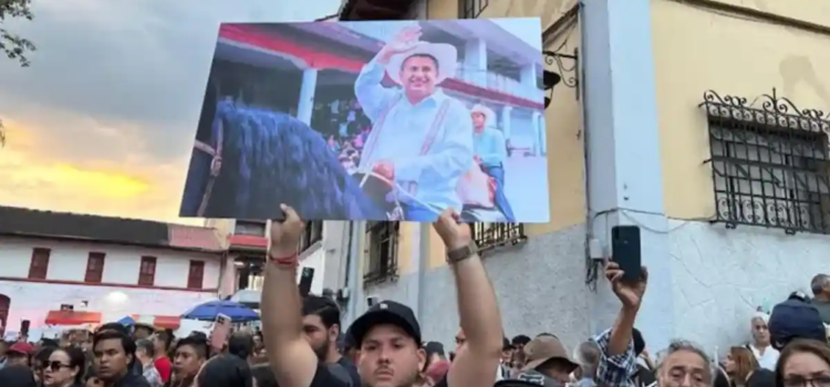 Miles despidieron a Carlos Manzo en Uruapan