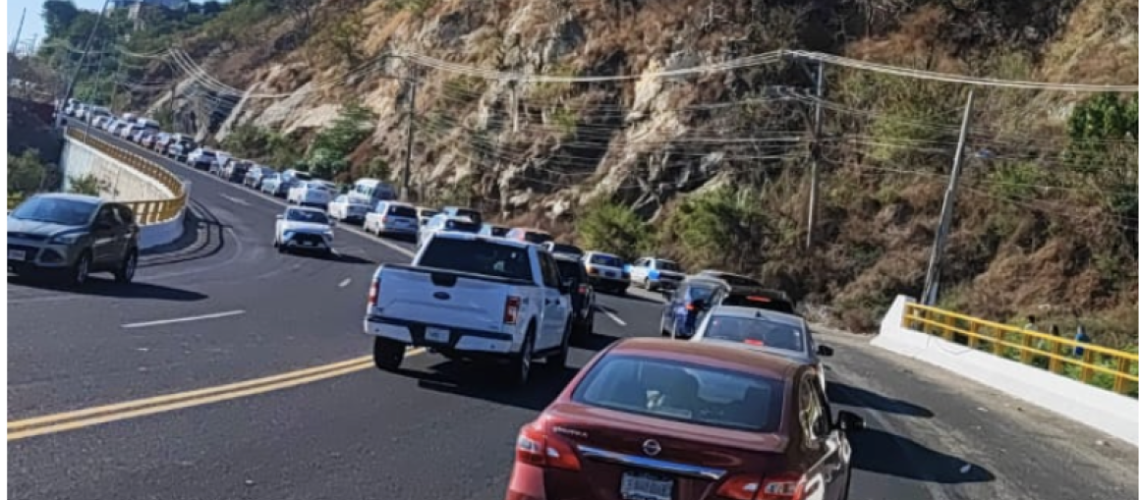Realizan un bloqueo transportistas por cateo en Acapulco
