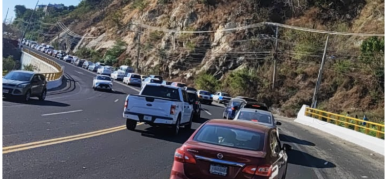 Realizan un bloqueo transportistas por cateo en Acapulco