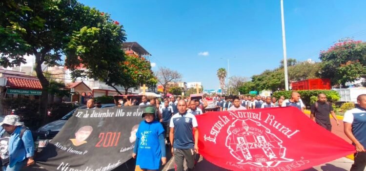 Más de mil personas marcharon en la conmemoración del 14 aniversario de los normalistas asesinados Más de mil personas marcharon en la conmemoración del 14 aniversario de los normalistas asesinados