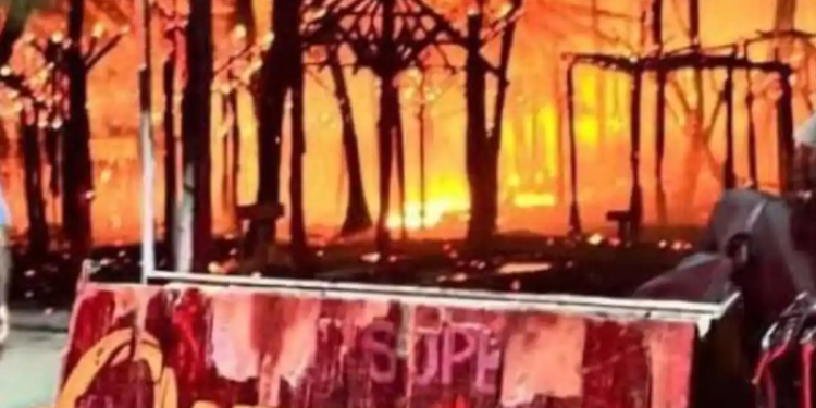 Destruye incendio más de 200 palapas en zona turística de Mahahual