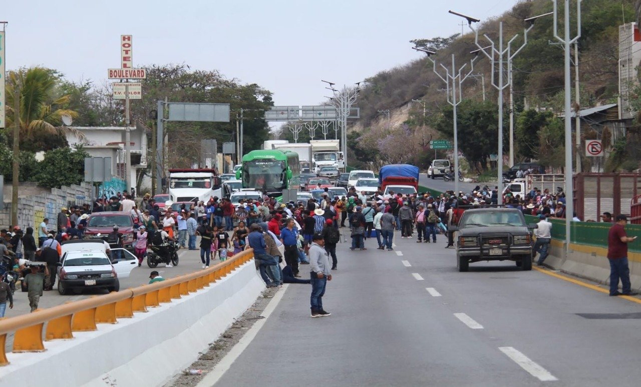 Pobladores de la Sierra bloquean la Autopista del Sol en Chilpancingo para exigir obras públicas