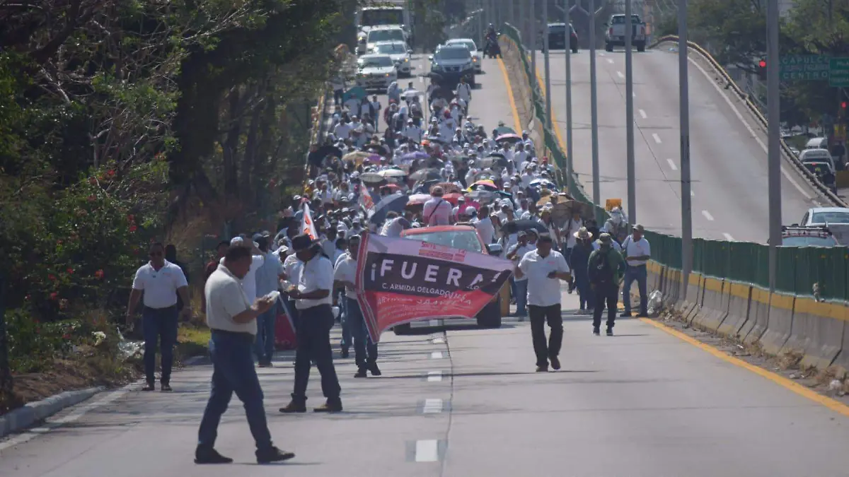 SNTE se moviliza en Chilpancingo y exige solución a demandas laborales pendientes