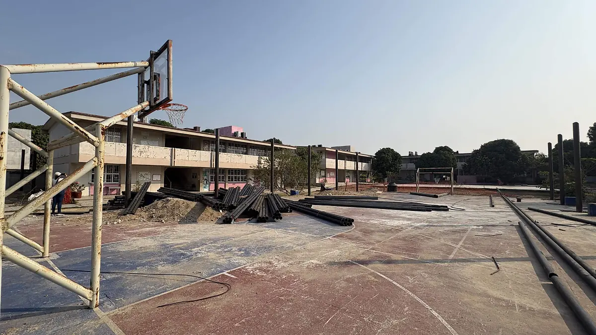 Más de 150 escuelas en Acapulco continúan en el abandono tras los huracanes